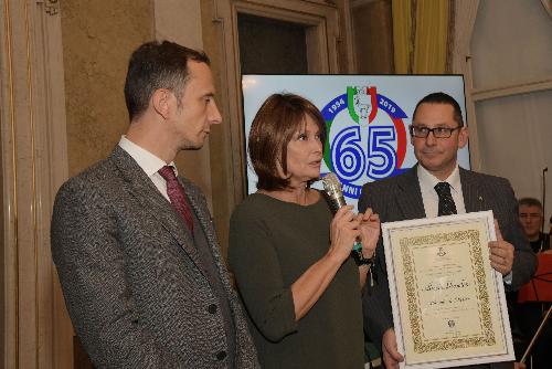 Il governatore del Friuli Venezia Giulia, Massimiliano Fedriga, l'assessore Alessia Rosolen e il presidente dell'Unione degli Istriani, Massimiliano Lacota, durante la cerimonia commemorativa per i 65 anni di fondazione dell'associazione.